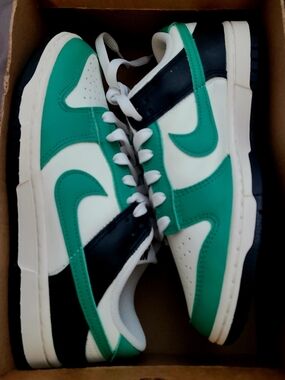 Nike Dunks Women's 7 Low-Top Sneakers in Green, White & Black